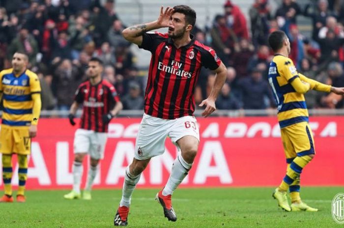 Aksi penyerang AC Milan, Patrick Cutrone, pada laga kontra AC Parma pada lanjutan Liga Italia di Stadion San Siro, Minggu (2/12/2018).