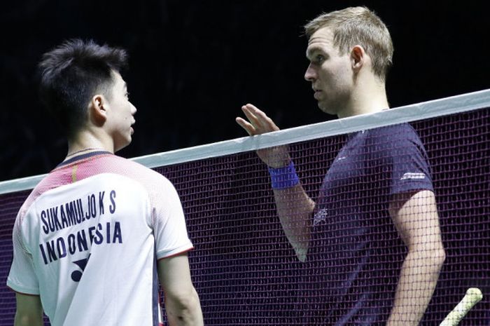 Pebulu tangkis ganda putra Denmark, Mads Conrad-Petersen, berbicara dengan pemain Indonesia, Kevin Sanjaya Sukamuljo, pada laga babak perempat final turnamen Blibli Indonesia Open 2018 yang berlangsung di Istora Senayan, Jakarta, Jumat (6/7/2018).