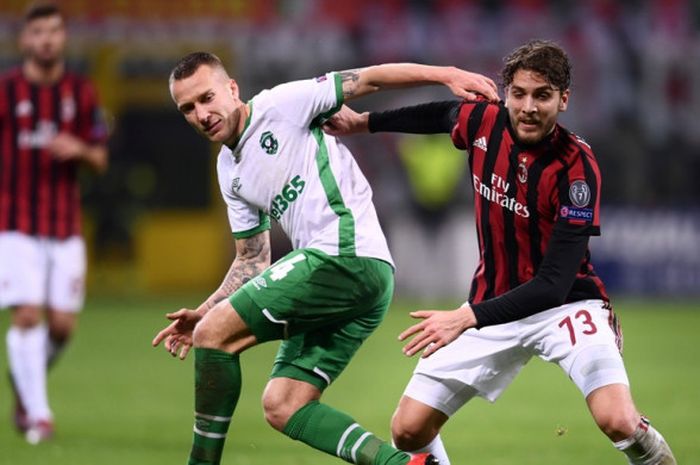 Gelandang AC Milan, Manuel Locatelli (kanan), berduel dengan pemain Ludogorets, Jacek Goralski, dalam laga leg kedua babak 32 besar Liga Europa di Stadion San Siro, Milan, Italia, pada 22 Februari 2018.