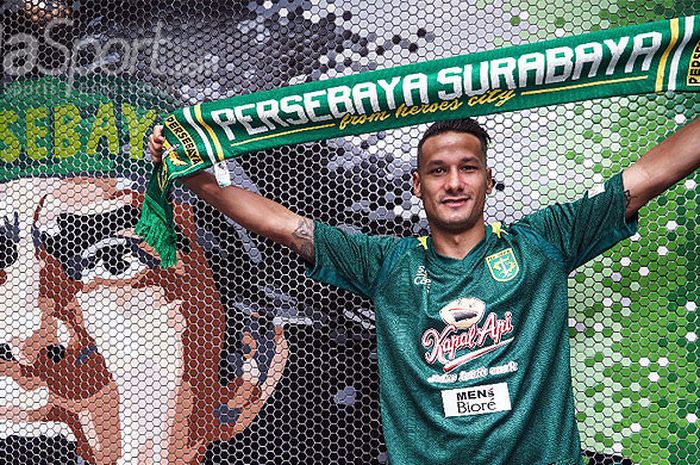 Pemain anyar Persebaya Surabaya, Raphael Maitimo, saat diperkenalkan ke publik.