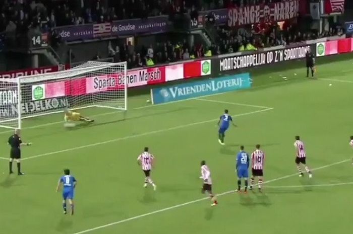 Kiper Sparta Rotterdam, Roy Kortsmit, menggagalkan penalti Wout Weghorst, pada Sabtu (16/9/2017).