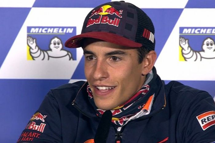 Pebalap Repsol Honda (Marc Marquez) mendengarkan pertanyaan saat konferensi pers jelang seri ke-16 MotoGP Australia, Kamis (20/10/2017).