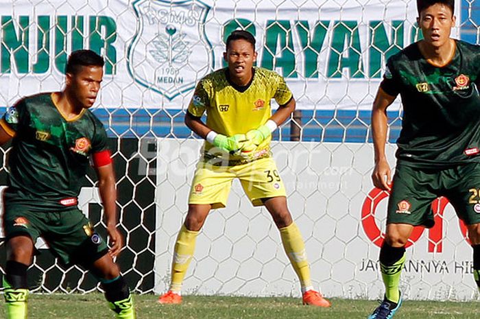 Kiper PS Tira, Syahrul Trisna (tengah), saat tampil dalam laga pekan kedelapan Liga 1 2018 melawan PSMS Medan di Stadion Sultan Agung, Bantul, Jumat (11/5) sore WIB. 