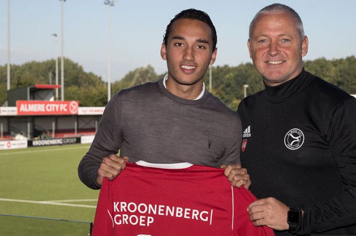 Ezra Walian resmi menandatangani kontrak dengan klub kasta kedua Liga Belanda, Almere City, Senin (4/9/2017)