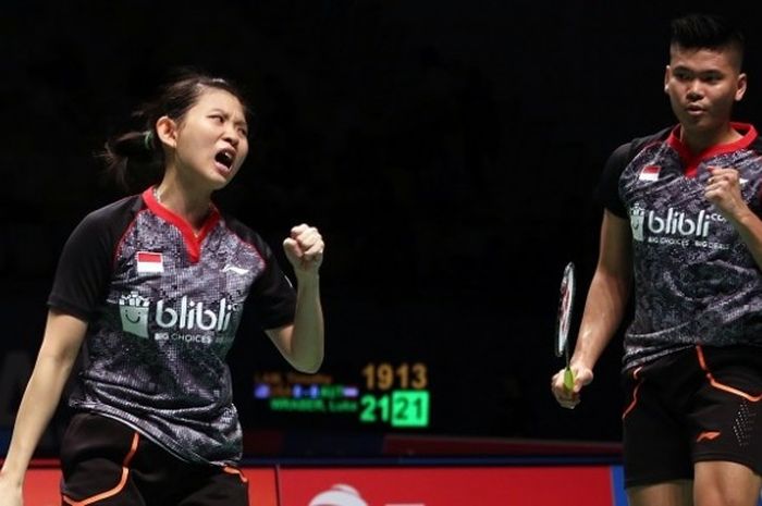 Pasangan ganda campuran Indonesia, Praveen Jordan/Debby Susanto, merayakan kemenangan atas Joachim Fischer Nielsen/Christinna Pederson (Denmark) 21-12, 21-13 pada laga kedua penyisihan Grup 1D di Carrara Indoor Sports Stadium, Gold Coast, Australia, Rabu (24/5/2017).