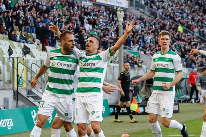  Pemain Lechia Gdnask, Flavio Paixao, merayakan gol Slawomir Peszko pada laga kontra Arka Gdynia di Stadion Energa Gdansk, Sabtu, 7 April 2018. 