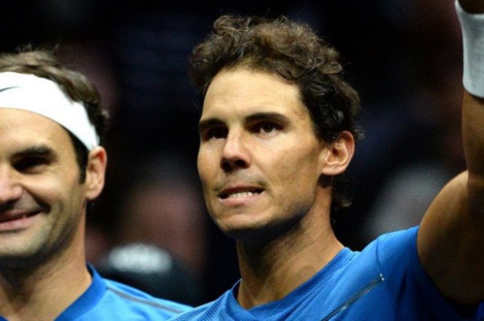  Federer (kiri) dan Nadal melakukan selebrasi setelah memenangi laga Piala Laver. 