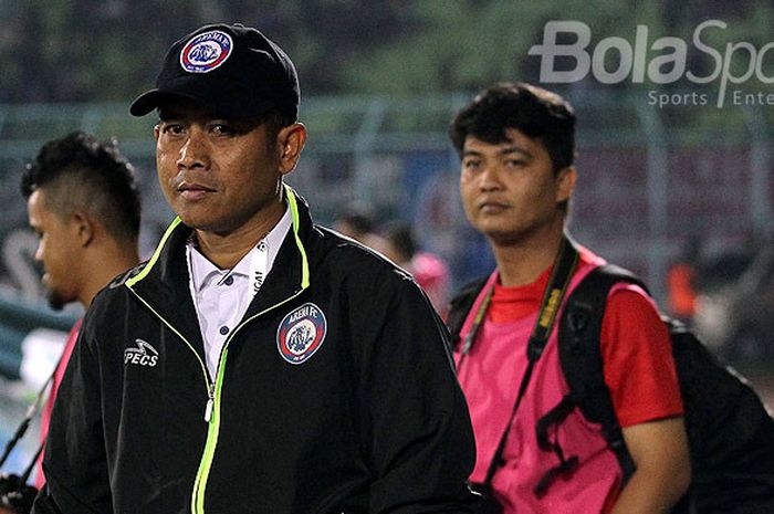 Pelatih Arema FC, Joko Susilo, berjalan meninggalkan lapangan seusai laga pekan ke-32 Liga 1 melawan Semen Padang di Stadion Kanjuruhan Malang, Jawa Timur, Sabtu (04/11/2017) malam.