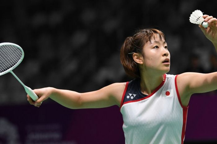 Pebulu tangkis Jepang, Nozomi Okuhara, bersiap melakukan serve pada laga perempat final nomor tungga