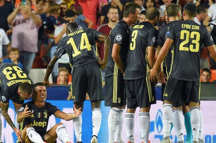 Megabintang Juventus, Cristiano Ronaldo (kedua dari kiri), menangis usai menerima kartu merah dalam laga Grup H Liga Champions kontra Valencia di Stadion Mestalla, Valencia, Spanyol pada 19 September 2018.