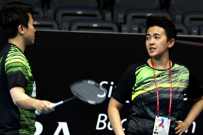 Asisten pelatih ganda campuran Indonesia, Vita Marissa (kanan), berbincang-bincang dengan Liliyana Natsir pada sesi latihan jelang Singapore Open 2018, Senin (16/7/2018).