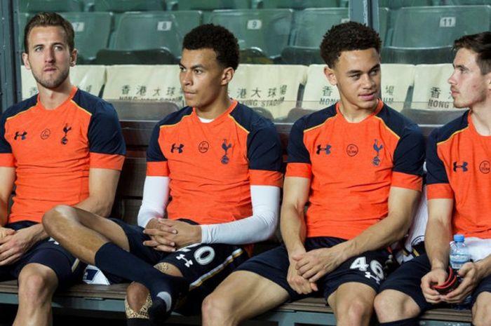 Harry Kane, Dele Alli, Luke Amos, dan William Miller menghangatkan bangku cadangan Tottenham Hotspur dalam laga pramusim kontra Kitchee FC di Hong Kong Stadium pada 26 Mei 2017.