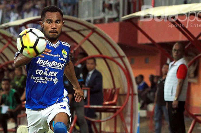 Aksi pemain belakang Persib Bandung, Ardi Idrus, saat tampil melawan Madura United pada laga pekan ketujuh Liga 1 2018 di Stadion Gelora Ratu Pamellingan Pamekasan, Jawa Timur, Jumat (04/05/2018) sore.