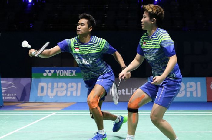 Pasangan ganda campuran Indonesia, Tontowi Ahmad/Liliyana Natsir, saat menjalani laga penyisihan Grup B melawan Chris Adcock/Gabrielle Adcock (Inggris) pada turnamen BWF Superseries Finals 2017 di Hamdan Sports Complex, Dubai, Uni Emirat Arab, Kamis (14/12/2017).