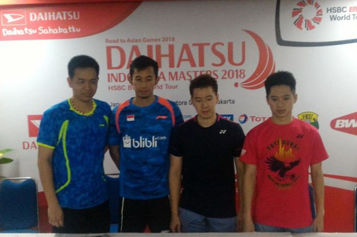 Pasangan Hendra Setiawan/Rian Agung (biru-biru) dan Marcus Gideon/Kevin Sukamuljo dalam jumpa pers seusai laga abak kedua Indonesia Master 2018 di Istora Senayan, Jakarta Selatan, Kamis (25/1/2018).