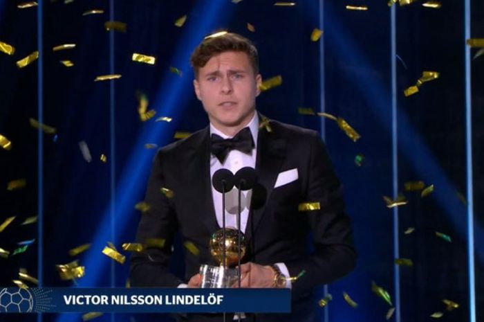 Bek Manchester United, Victor Lindelof, kala menerima penghargaan pemain terbaik Swedia 2018