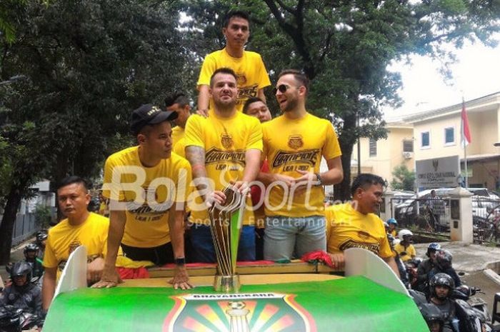 Pelatih Bhayangkara FC Simon McMenemy bersama pemainnya diarak dari Mabes Polri menuju Stadion PTIK, Kebayoran Baru, Jakarta Selatan, Selasa (12/12/2017)