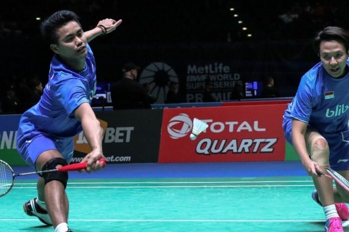 Pasangan ganda campuran Indonesia, Tontowi Ahmad/Liliyana Natsir, saat menghadapi Mark Lamsfuss/Isabel Herttrich (Jerman), pada babak kedua turnamen All England di Barclaycard Arena, Birmingham, Inggris, Kamis (9/3/2017). Tontowi/Liliyana menang 21-12, 21-13.