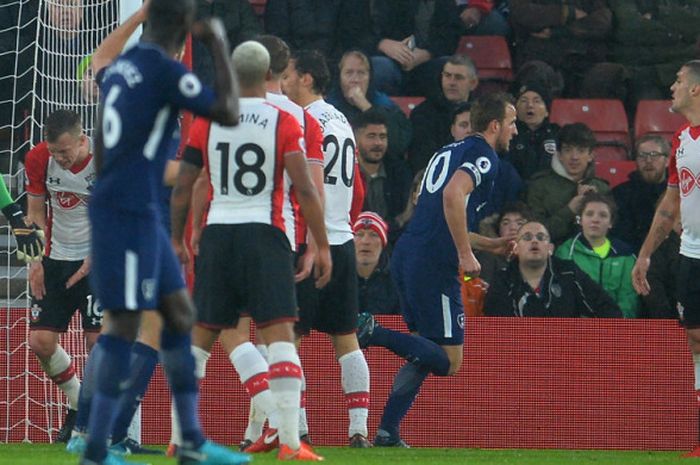 Selebrasi striker Tottenham Hotspur, Harry Kane (kedua dari kanan),s etelah sukses membobol gawang Southampton pada pertandingan Liga Inggris 2017-2018 di Stadion St Mary's, Southampton, Inggris, pada Minggu (21/1/2018).