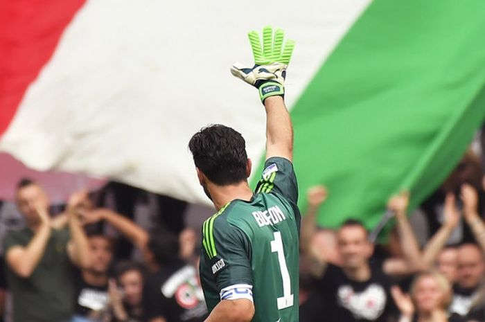 Kiper Juventus, Gianluigi Buffon, menyapa suporter dalam laga Liga Italia kontra Hellas Verona di Stadion Allianz, Turin pada 19 Mei 2018.