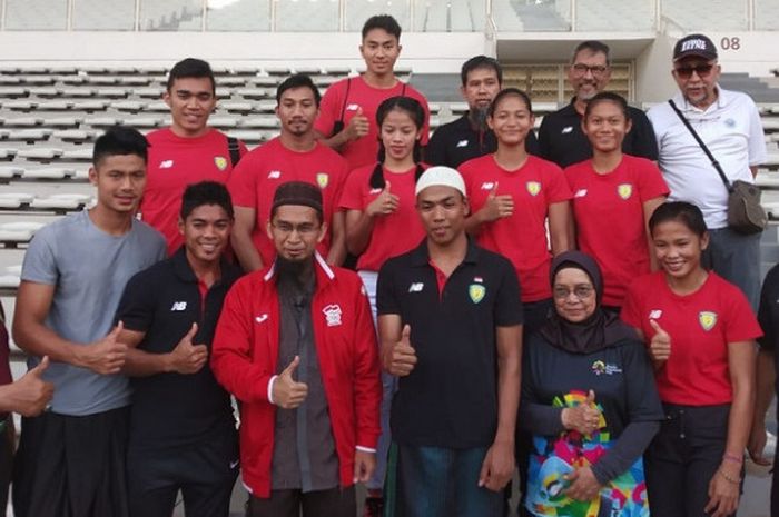 Pelari putra Indonesia, Lalu Muhammad Zohri (memakai peci putih) berpose setelah menerima penghargaan dari Ustad Adi di Stadion Madya, Senayan, Jakarta, Rabu (8/8/2018).