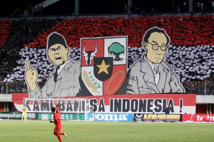 Aksi koreografi fans PSS Sleman saat mendukung tim kesayangannya. Ini momen saat PSS menjamu Persijap Jepara pada fase penyisihan Liga 2 di Stadion Maguwoharjo, Sleman, 18 Agustus 2017. 