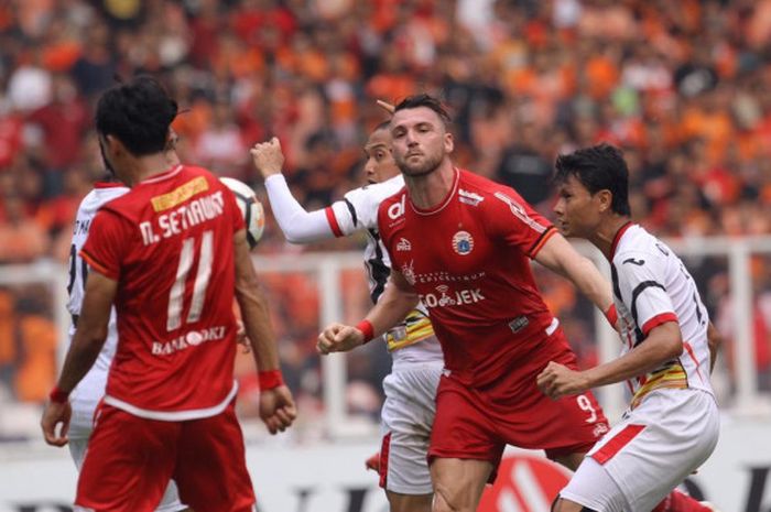 Penyerang Persija, Marko SImic (dua dari kanan) dikawal bek Mitra Kukar, Dedi Gusmawan (kanan) pada pekan ke-34 Liga 1 2018 di SUGBK, 9 Desember 2018. 