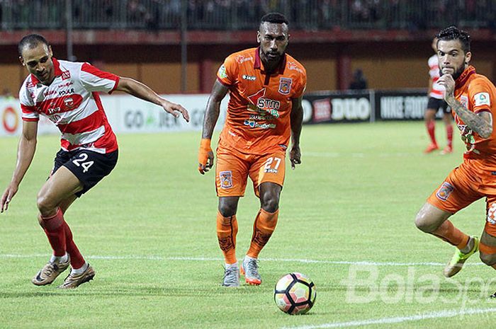 Pemain Borneo FC, Patrich Wanggai (tengah) dan Diego Michiels (kanan), bersaing dengan striker Madura United, Peter Odemwingie, saat mengejar bola dalam laga pekan ke-29 Liga 1 di Stadion Ratu Pamellingan Pamekasan, Jawa Timur, Jumat (13/10/2017) malam.