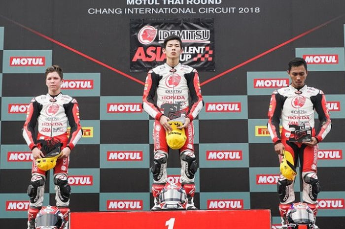 Pebalap AHRT Indonesia, Afridza Munandar (kanan) berpose di podium setelah finis di posisi ketiga pada balapan kedua Asia Talent Cup 2018 di Sirkuit Chang Buriram, Thailand, Minggu (25/3/2018).