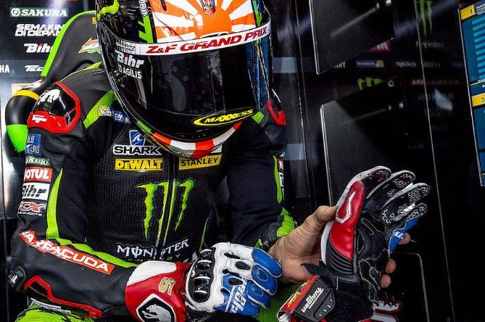 Pebalap tim Yamaha Tech 3, Johann Zarco, bersiap untuk sesi latihan bebas MotoGP Valencia, Jumat (10/11/2017).