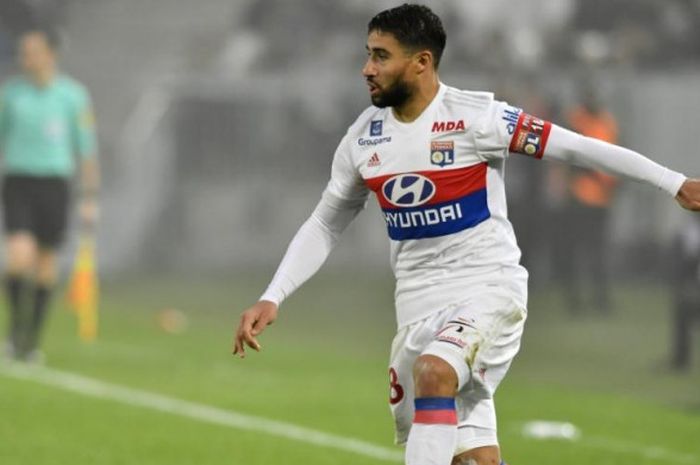 Aksi Nabil Fekir bersama Olympique Lyon dalam partai Liga Prancis lawan Bordeaux di Matmut Atlantique Stadium, Bordeaux, 28 Januari 2018.