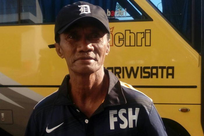 Pelatih Martapura FC, Frans Sinatra Huwae usai memberi latihan timnya di Gelora Bung Tomo, Surabaya, Rabu (26/7/2017).