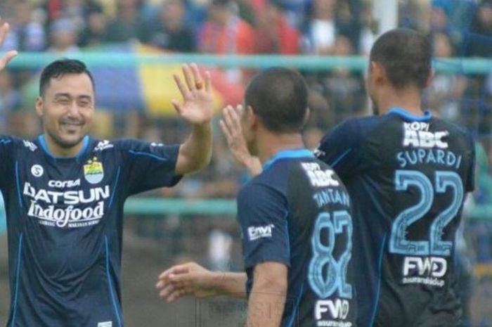 Gelandang serang Persib, Matsunaga Shohei (kiri) disambut Tantan dan Supardi seusai mencetak gol ke 