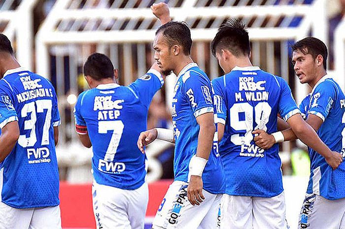 Pemain Persib Bandung saat melawan PSKC Kota Cimahi dalam laga 128 besar Piala Presiden 2018 di Stadion Wiradadaha, Kota Tasikmalaya, Rabu (15/8/2018).