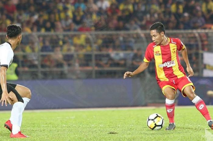 Aksi gelandang asal Indonesia, Evan Dimas saat Selangor FA menjamu Pahang FA pada laga keempat Liga Super Malaysia 2018 di Stadion Cheras, Kuala Lumpur, 24 Februari 2018. 