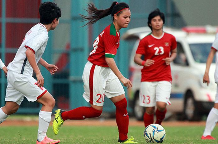 Pemain timnas wanita Indonesia saat melawan Vietnam dalam laga lanjutan Piala AFF 2018 di Stadion Gelora Sriwijaya Jakabaring.