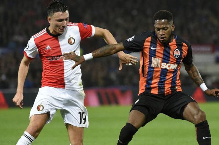 Pemain Shakhtar Donetsk, Fred, berduel dengan pemain Feyenoord, Steven Berghuis, dalam laga Grup F Liga Champions di Rotterdam, 17 Oktober 2017.