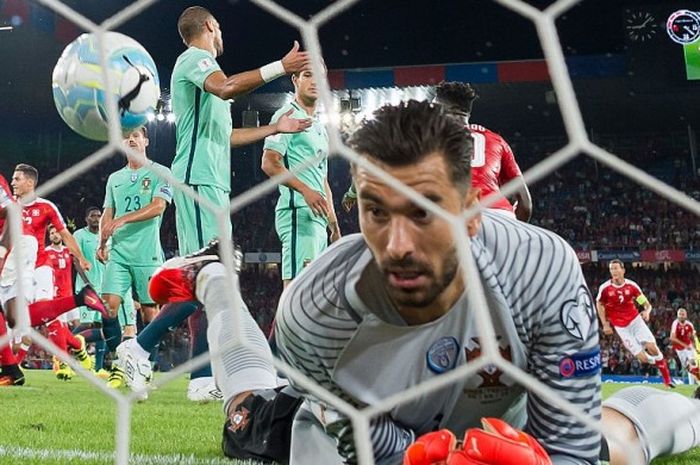 Ekspresi kiper Portugal, Rui Patricio, setelah gawangnya dibobol pemain Swiss dalam laga Kualifikasi Piala Dunia 2018 Zona UEFA di St. Jakob-Park, Basel, 6 September 2016.