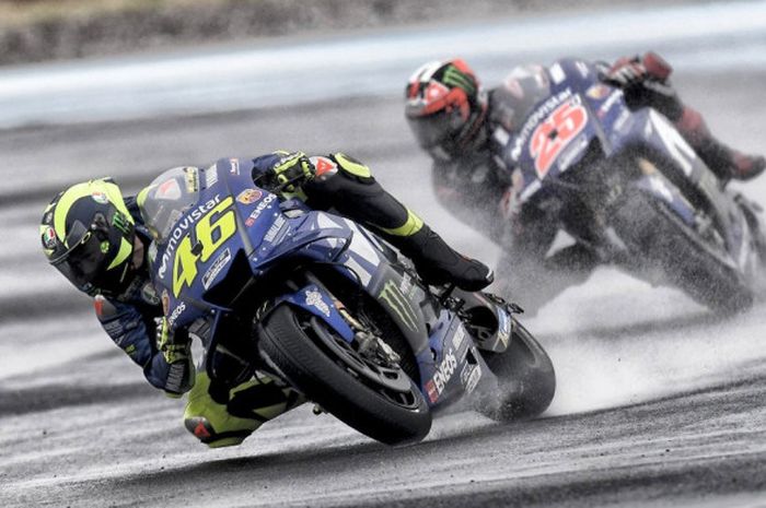 Dua pebalap Movistar Yamaha, Valentino Rossi (kiri) dan Maverick Vinales (kanan), saat beraksi pada sesi kualifikasi MotoGP Argentina 2018, Sabtu (7/4/2018).