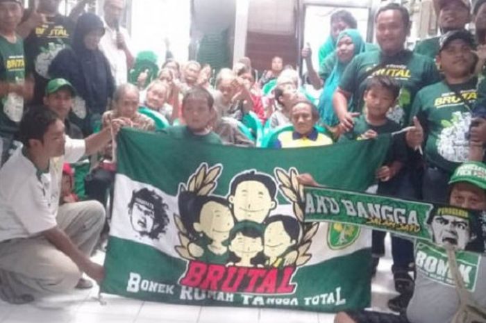 Komunitas Bonek Brutal tunjukan aksi sosial ke masyarakat.