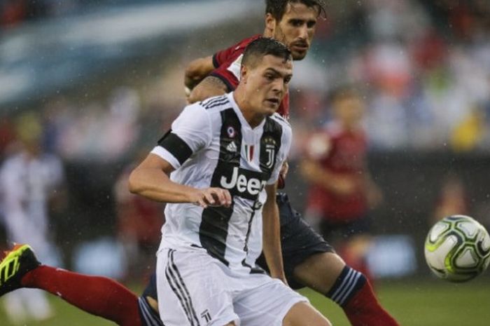 Andrea Favilli dibayang-bayangi Javi Martinez saat Juventus berhadapan dengan Bayern Muenchen di Lincoln Financial Field Philadelphia, 25 Juli 2018. 