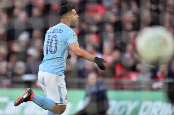 Striker Manchester City, Sergio Aguero, merayakan gol yang dia cetak ke gawang Arsenal dalam laga final Piala Liga Inggris di Stadion Wembley, London, pada 25 Februari 2018.