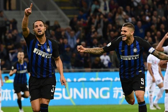 Bek Inter Milan, Danilo D'Ambrosio, merayakan golnya bersama Mauro Icardi dalam laga Liga Italia kontra Fiorentina di Stadion Giuseppe Meazza, Milan, Italia pada 25 September 2018.