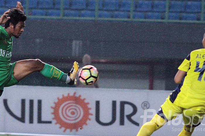 Ilham Udin Armayn (Bhayangkara FC) sedang berduel dengan kiper Persela Lamongan.