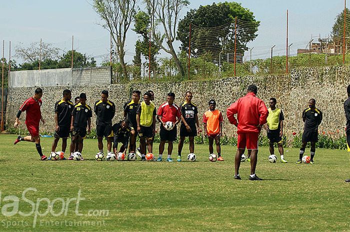 Seluruh pemain dan manajemen Persipura Jayapura berkumpul bersama.