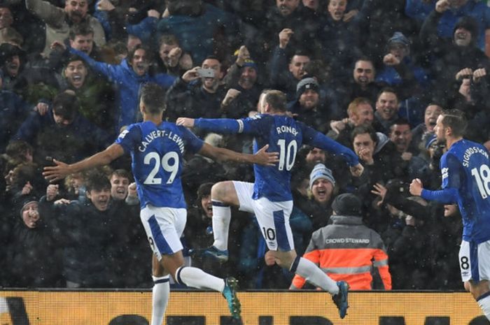 Striker Everton, Wayne Rooney (tengah), merayakan gol yang dia cetak ke gawang Liverpool FC dalam laga Liga Inggris di Stadion Anfield, Liverpool, pada 10 Desember 2017.