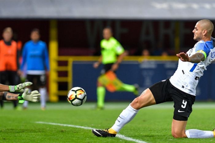 Striker Inter Milan, Mauro Icardi (kanan), beraksi dalam laga Liga Italia kontra Bologna di Stadion Renato Dall'Ara, Bologna, pada 19 September 2017.