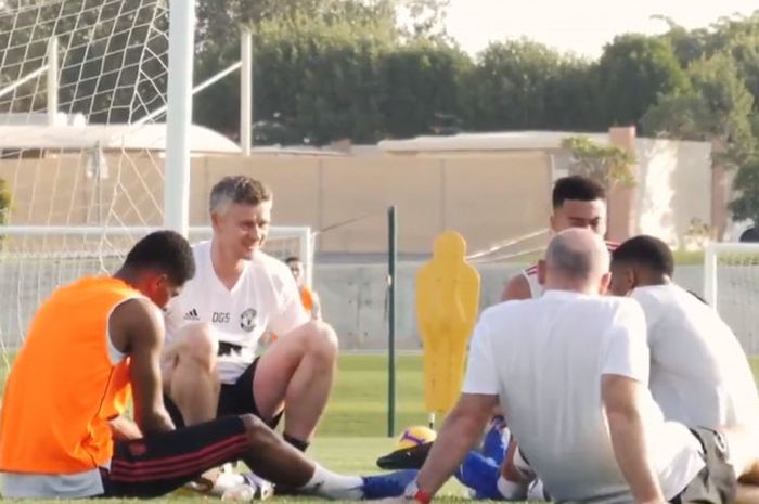 Pelatih interim Manchester United, Ole Gunnar Solskjaer (kedua dari kiri), memimpin sesi latihan tim