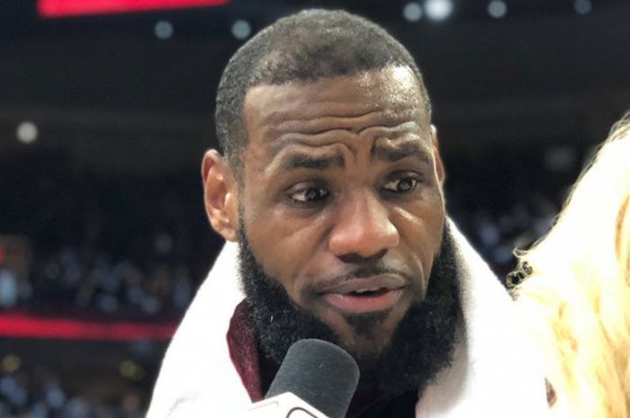 LeBron James dari tim Cleveland Cavaliers diwawancarai media setelah penampilan gemilangnya saat melawan Indiana Pacers pada Minggu (29/4/2018)