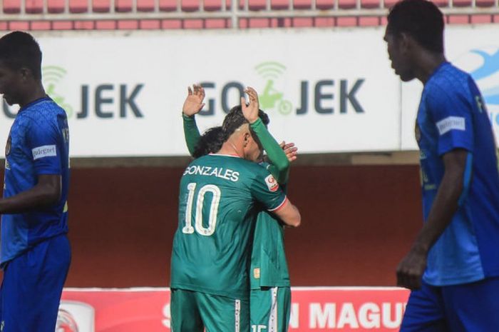  Penyerang PSS Sleman, Cristian Gonzales memeluk rekannya untuk merayakan gol ke gawang PSIM Yogyaka